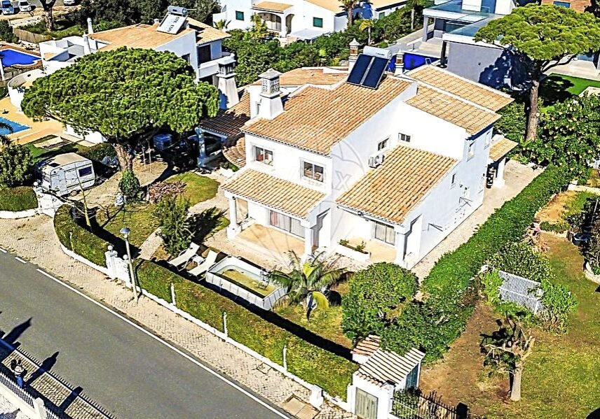 Aerial view of detached 4-bedroom villa in Urbanização Duas Sentinelas, Quarteira, Algarve, with private pool, large patio, double garage, and proximity to Vila Sol and Aquashow.