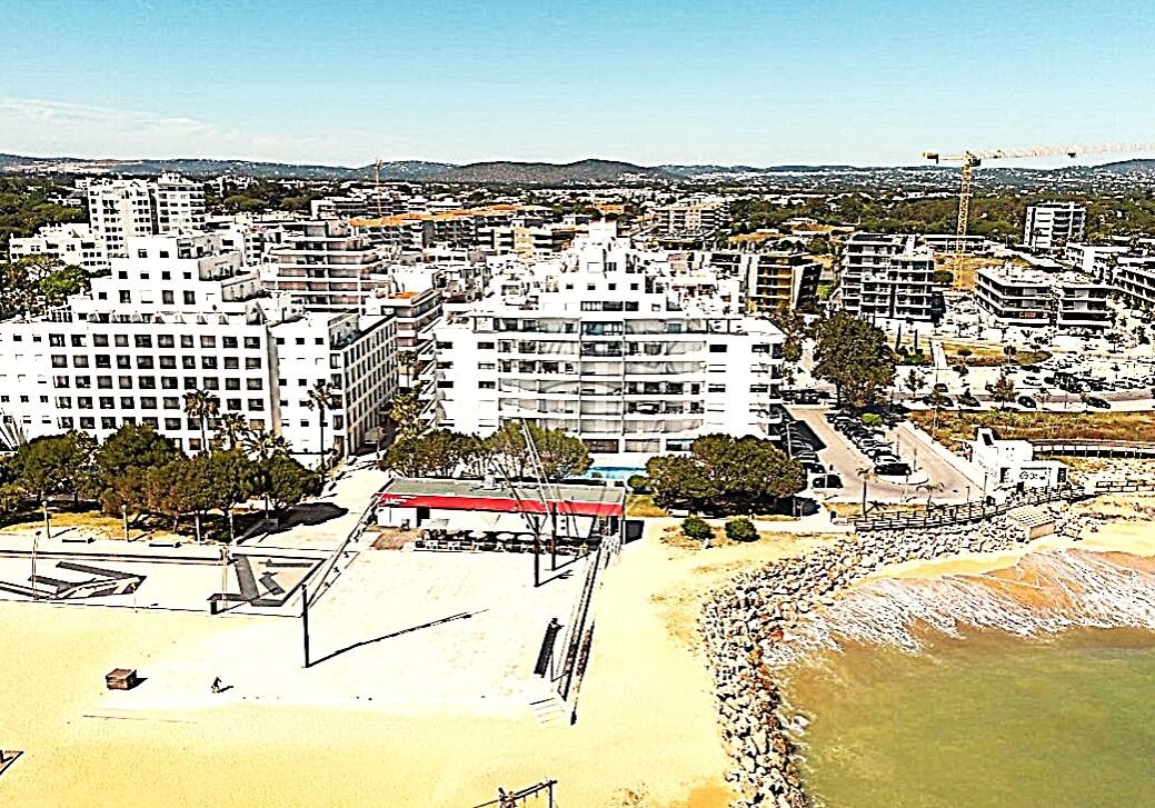 Seafront apartment in Quarteira – prime Quarteira real estate opportunity