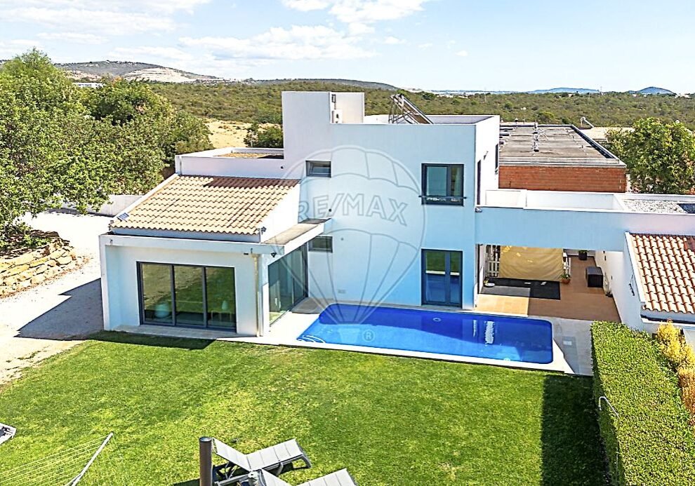 Detached villa near Vilamoura – Algarve real estate with private pool