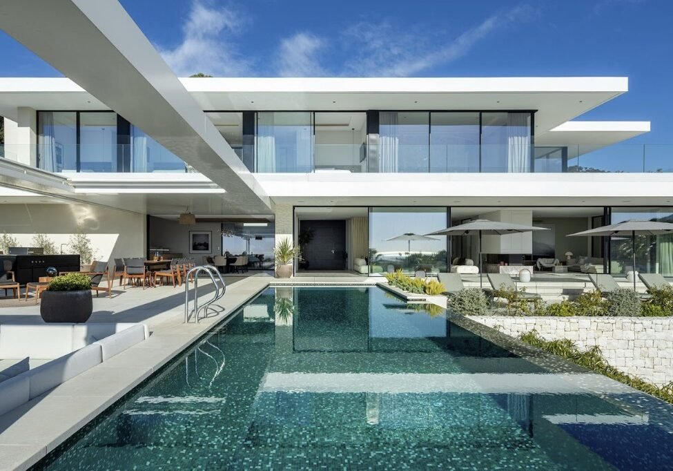 Renovated villa in Quarteira with coastal protection, modern design, and panoramic sea views, ready for long-term living or rental.